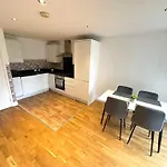 Elegant Spacious Modern 2 Bedroom Apartment - Whitechapel - 5Mins To Aldgate Station