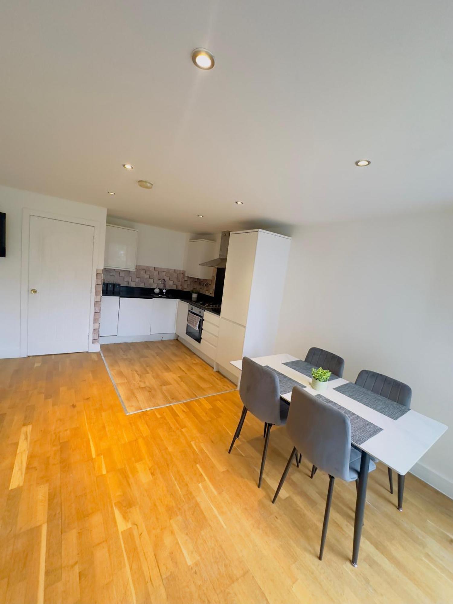Elegant Spacious Modern 2 Bedroom - Whitechapel - 5mins To Aldgate Station Londra