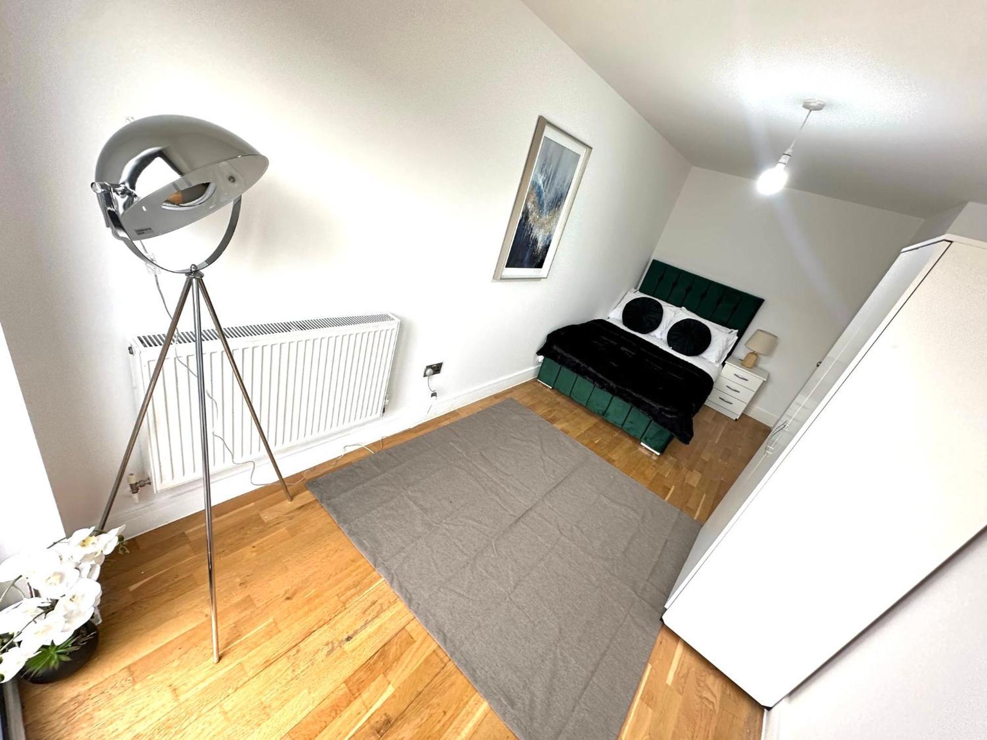Elegant Spacious Modern 2 Bedroom - Whitechapel - 5mins To Aldgate Station Londra